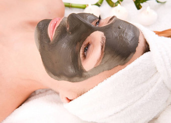 海泥面具女人的脸水疗中心