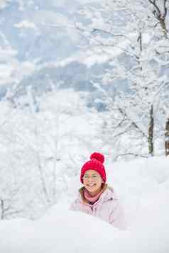 快乐女孩有趣的下雪冬天一天