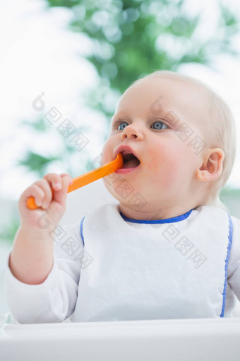 婴儿持有塑料勺子把口