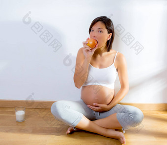 美丽的怀孕了女人吃苹果首页