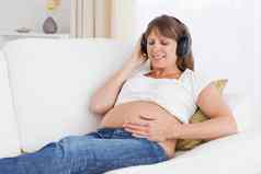 微笑怀孕了女人听音乐