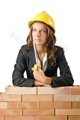 年轻的女构建器砖墙