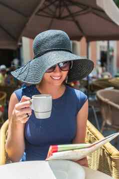 女人喝咖啡街咖啡馆地图