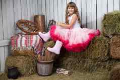 肖像有趣的女孩桶苹果干草棚