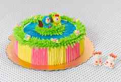 美丽的色彩斑斓的生日蛋糕特殊的一天孩子们