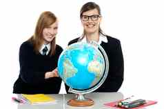老师学生查看全球地理位置教室