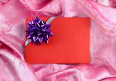 红色的空白礼物卡粉红色的缎