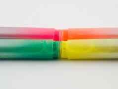 明亮的颜色办公室标记萤光笔笔