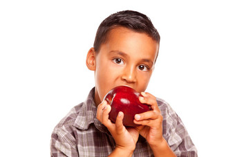 可爱的拉美裔男孩吃<strong>大</strong>红色的苹果