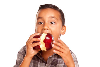 可爱的拉美裔男孩吃<strong>大</strong>红色的苹果