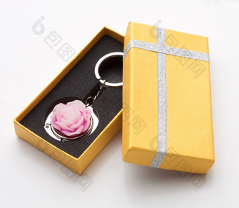 粉红色的玫瑰钥匙链商店美丽的黄色的盒子
