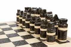 独特的手工制作的国际象棋集陶器孤立的