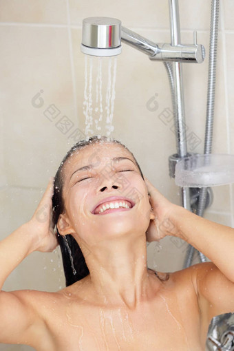 女人洗头发