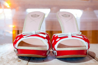 红色的白色婚礼鞋子