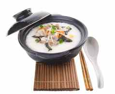 传统的中国人猪肉粥大米粥服务陶罐