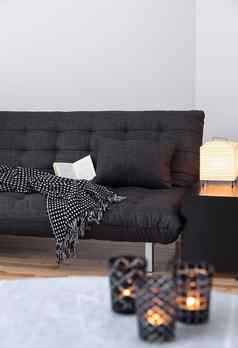 灰色的沙发舒适的灯生活房间