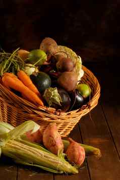 感恩节篮子填满秋天水果蔬菜