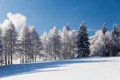 雪山风景深蓝色的天空