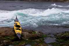 海洋皮艇搁浅岩石海岸潮汐急流