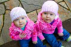 双胞胎女孩粉红色的