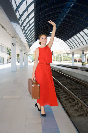 女人手提箱铁路站