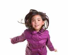 亚洲孩子女孩跳快乐冬天紫色的外套