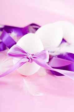 节日传统的复活节蛋装饰紫色的