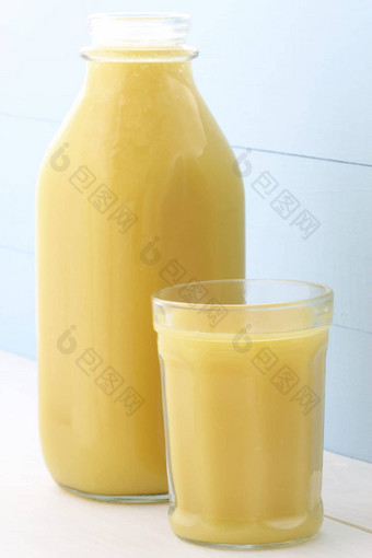 新鲜的挤压橙色汁