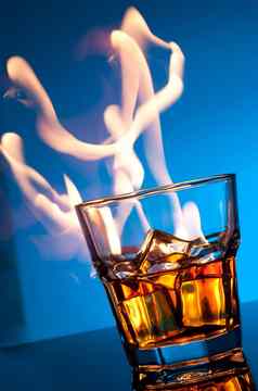 玻璃苏格兰威士忌威士忌冰火蓝色的