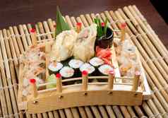 各种各样的寿司日本食物