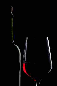 红色的酒玻璃瓶孤立的黑色的