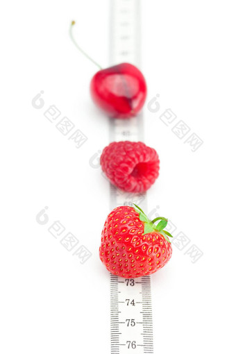 测量磁带樱桃树莓草莓孤立的一点点