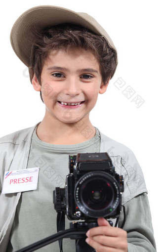 年轻的男孩穿着新闻摄影师
