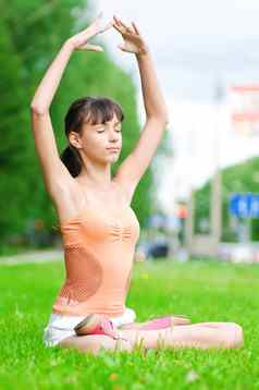 十几岁的女孩瑜伽锻炼