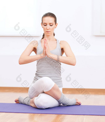 女人伸展运动瑜伽锻炼体育<strong>运动健身</strong>房