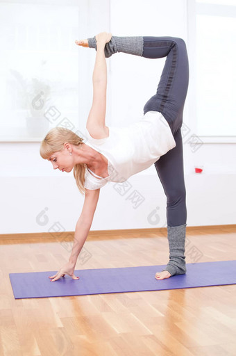 女人伸展运动瑜伽锻炼体育运动健身房