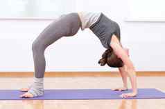 女人伸展运动瑜伽锻炼体育运动健身房