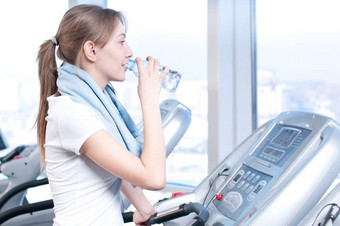 女人健身房喝水