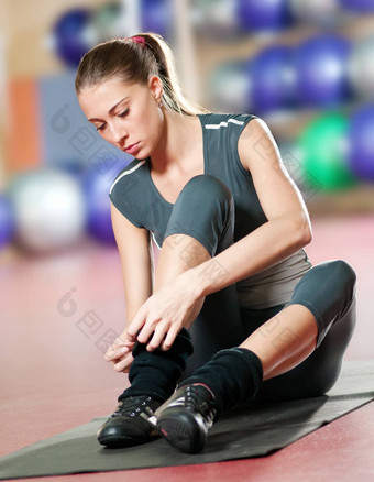 女人伸展运动健身锻炼体育运动健身房瑜伽