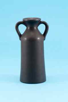 陶瓷花瓶处理蓝色的背景