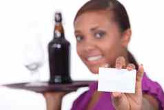 女服务员携带托盘持有业务卡