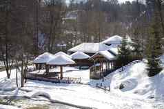 冻河湾水木房子银行屋顶雪