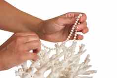 珍珠项链手背景珊瑚
