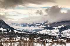 空中视图滑雪度假胜地梅杰夫法国阿尔卑斯山脉法国