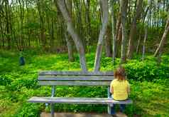 孤独的孩子们伤心森林坐着板凳上