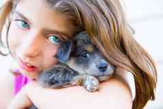 女孩拥抱小狗狗灰色的多毛的吉娃娃