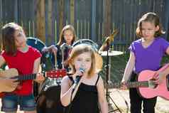 chidren歌手女孩唱歌玩生活乐队后院