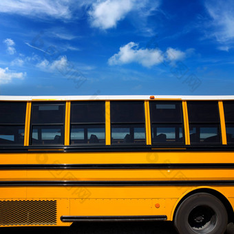美国典型的学校公共汽车一边视图