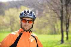 肖像年轻的骑自行车的人头盔
