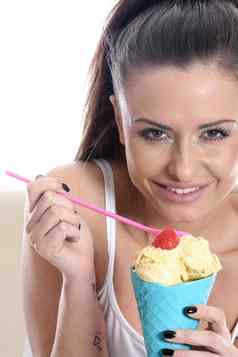 模型发布年轻的女人吃香草冰奶油